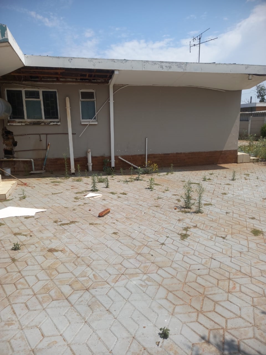 5 Bedroom Property for Sale in Manzil Park North West